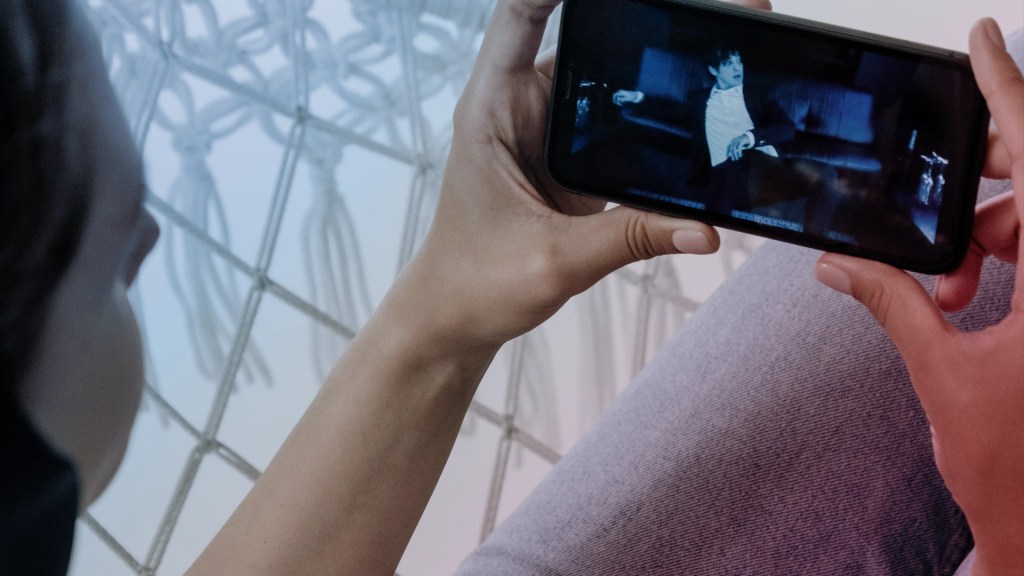 how youtube ambient mode works