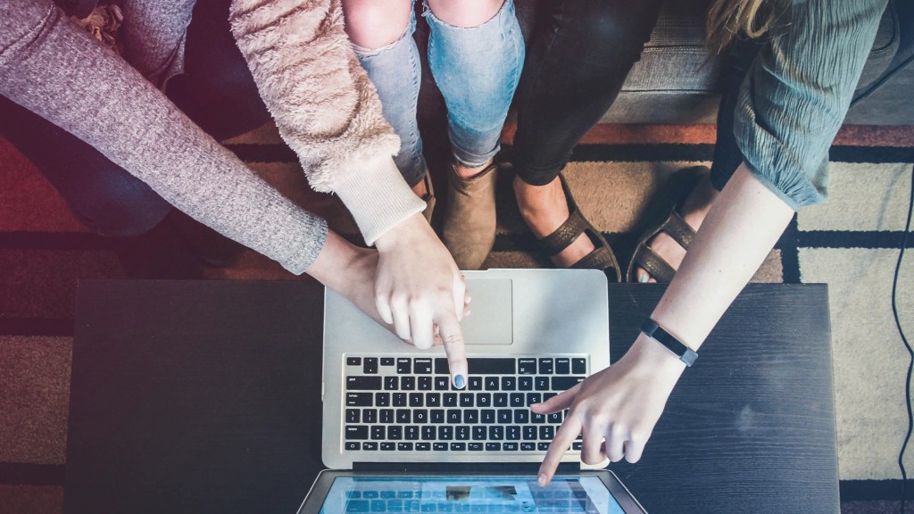 what is social media expert