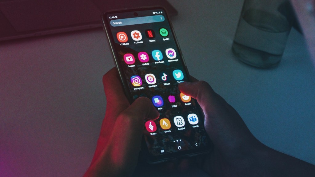 why your business needs social media expert